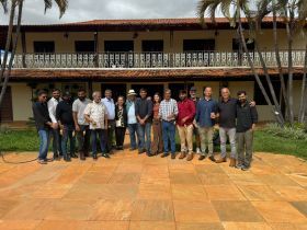 Comitiva da International Federation of Zebu Cattle in India visita criatório da raça Gir