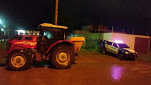 Suspeito invade fazenda, furta trator e foge atropelando a porteira