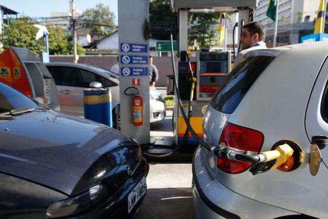 Preços da gasolina e do etanol voltam a cair nos postos