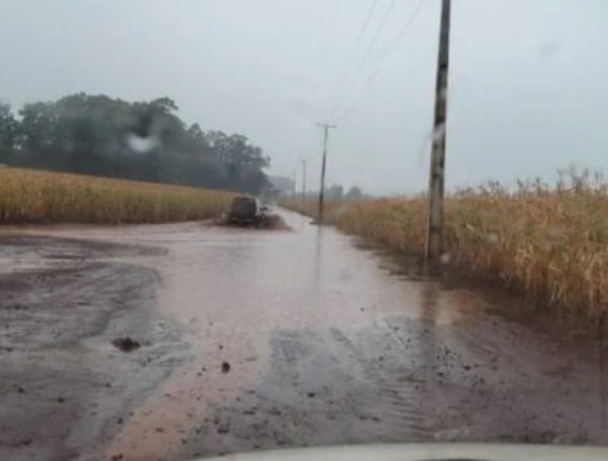 Frente fria leva chuva forte a todo o Paraná e provoca danos