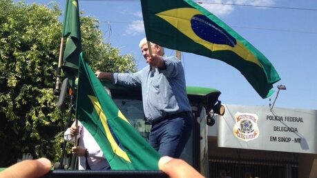  produtores rurais fazem manifestação em frente à PF em apoio ao presidente da Aprosoja