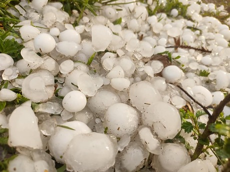 Semana começa com granizo do tamanho de ovos na região Sul, veja vídeo