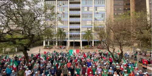 Agricultores gaúchos protestam por recursos prometidos após enchentes no RS