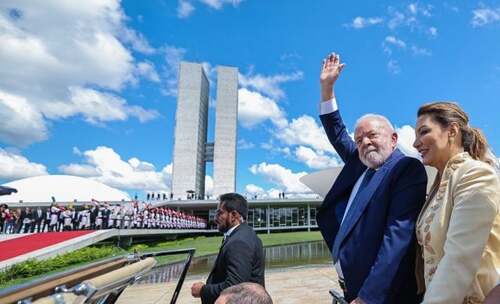 Em seu primeiro dia como presidente, Lula assina 52 decretos e 4 MPs