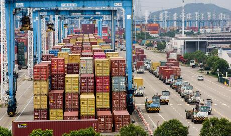 Surto de Covid fecha porto chinês, provoca fila de navios e compromete abastecimento global