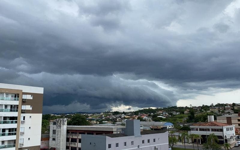 Frente fria e ciclone extratropical levam ventania e temporais para região Sul do Brasil