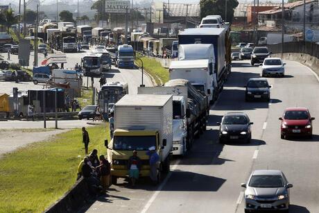 Leia Caminhoneiros se reúnem no sábado para debater aumento no diesel e volta da cobrança do ICMS