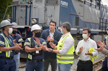 Investimentos no Porto de Santos mostram acerto da política pública de concessões, diz Tarcísio