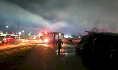 Em Mato Grosso bombeiros combatem incêndio em carreta com carga de algodão em Cuiabá