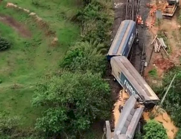 Trem carregado com milho tomba no interior de São Paulo; veja vídeo
