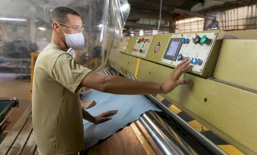 Como a JBS transforma restos de couro em fertilizante na Europa