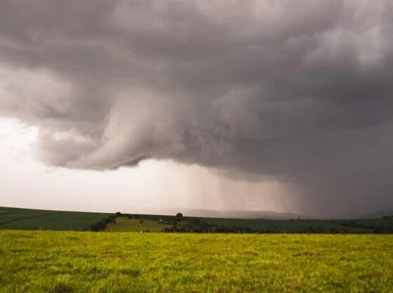 Ciclone extratropical traz temporais e ventos de até 120 km/h e coloca Sul em alerta