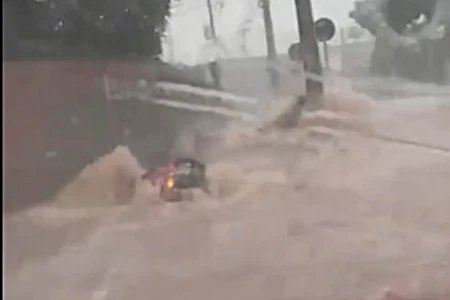 Temporal em Jataí arrasta veículo, alaga ruas e atinge unidade de saúde; veja vídeo