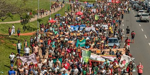 Indígenas marcham em Brasília e pressionam Congresso por demarcações e direitos