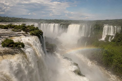 Homem pula nas Cataratas do Iguaçu por causa de celular