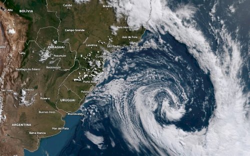 Ciclone ganha força no oceano e aumenta risco de temporais