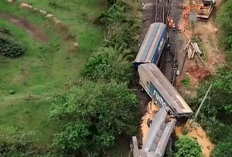 Trem carregado com milho tomba no interior de São Paulo; veja vídeo