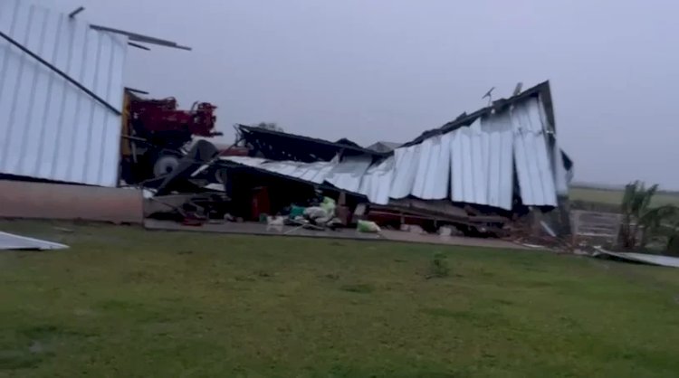 ‘É uma tragédia’, diz produtor após ter galpão destruído por temporal às vésperas do plantio no RS