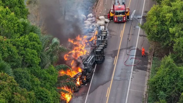 Carga de algodão pega fogo após carreta tombar e BR-153 fica bloqueada por quase três horas