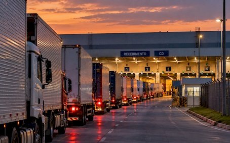 Caminhões parados: espera chega a 11h40 em São Paulo